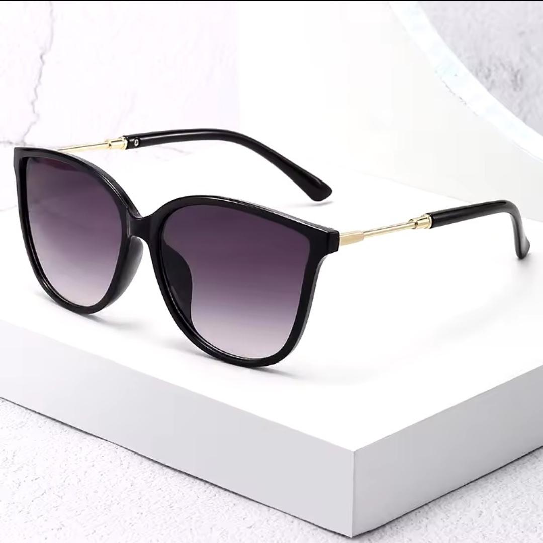Black cat-eye with gold temple detail
